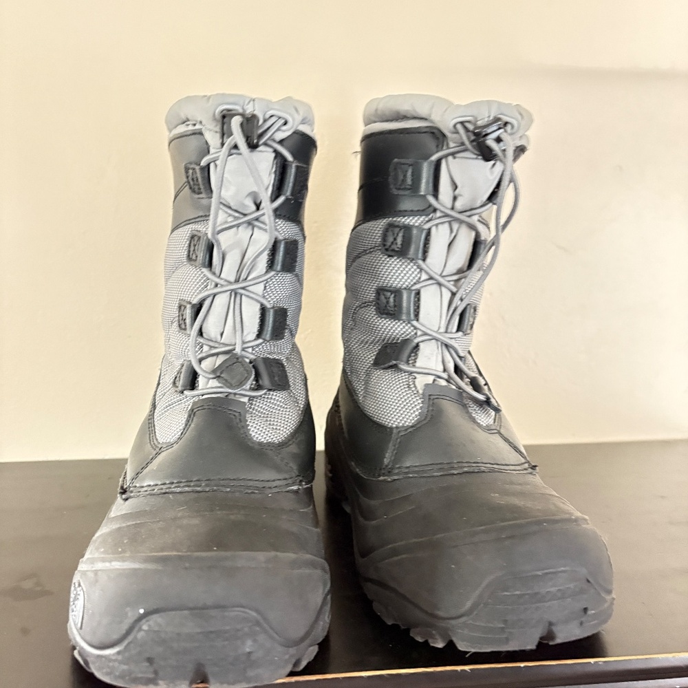 The North Face winter/snow boots, waterproof; lace up, removable lining, US 7
